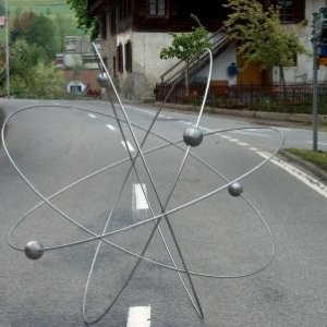 Ein Riesenatom aus Chromstahl. Auftrag für die Gewerbeausstellung in Sursee 2005