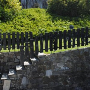 Gartenzaun mit geschmiedeten Blumen verziert