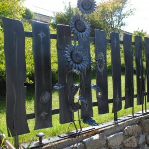 Gartenzaun mit geschmiedeten Blumen verziert