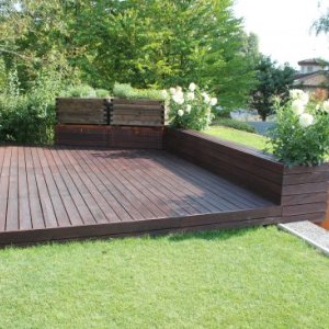 Terrassendeck bestehend aus Stahlkonstruktion und Holz