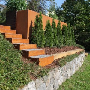 Treppe aus gelaserten Stahlwangen