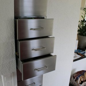 Hochschrank Küche aus Chromstahl mit Auszug