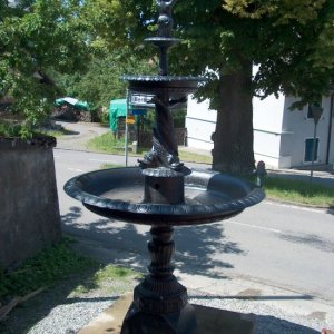 Komplett Restaurierter Springbrunnen. 