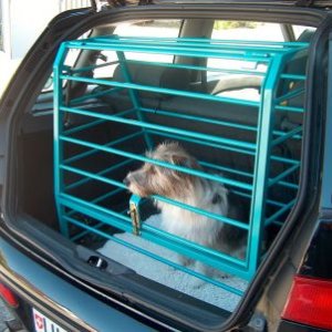 Hundekäfig. Da es nicht für jedes Auto die passende Hundebox gibt, stellen wir individuelle Boxen in stilvollem Design her.